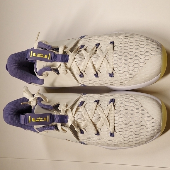 NEW LeBron Witness 5 Basketball Shoe 'Summit White/Purple/Amarillo Size 12 - Picture 1 of 9